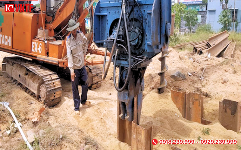 Thi công cừ Larsen bằng búa rung thủy lực